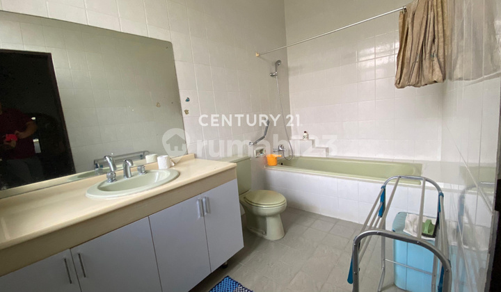 kamar mandi rumah mewah strategis di villa