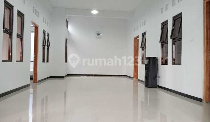 For Rent Semi-furnished 4 Bedroom House in Sarijadi, Sukajadi, Pasteur Bandung