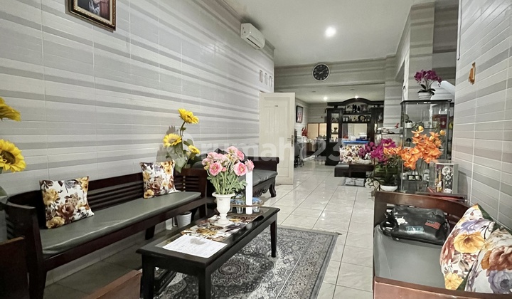 For Quick Sale! Luxurious 3-Story House in Kuricang Bintaro, Land Area 216m² (10x20) / Building Area 400m², 7 Bedrooms + 5 Bathrooms, Carport for 3 Cars, Semi-Furnished, SHM - 3.5m Negotiable For Quick Sale! Luxurious 3-Story House in Kuricang Bintaro, Land Area 216m² (10x20) / Building Area 400m², 7 Bedrooms + 5 Bathrooms, Carport for 3 Cars, Semi-Furnished, SHM - 3.5m Negotiable