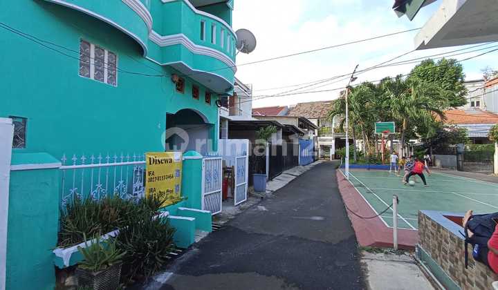 2-Story House with 5 Bedrooms for Rent in Tebet, South Jakarta