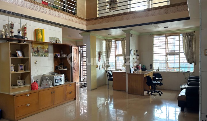 3-Storey House 336M2 4+1 Bedrooms in Jelambar Fully Furnished, KPR Available 2