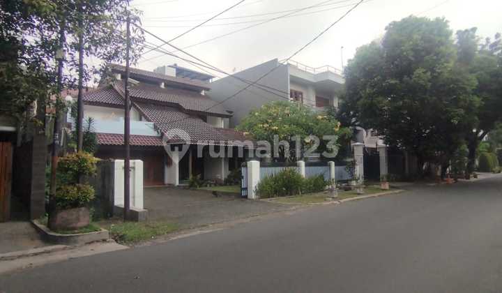 Rumah Cantik Lokasi Strategis Ramai Ada Taman Lokasi Senopati Jakarta Selatan