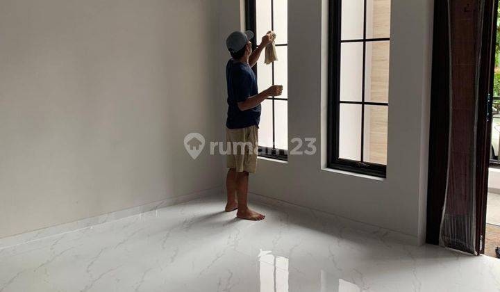 Rumah 2 Lantai Sudah Renovasi Unfurnished SHM di Villa Melati Mas, Serpong, Tangerang Selatan 2