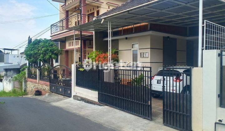 Hunian Villa Asri Di Batu Dengan Pemandangan Pegunungan 1