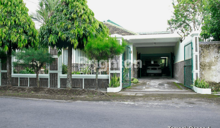 Rumah Ornamen Klasik Di Jalan Bunga Bunga Malang 1