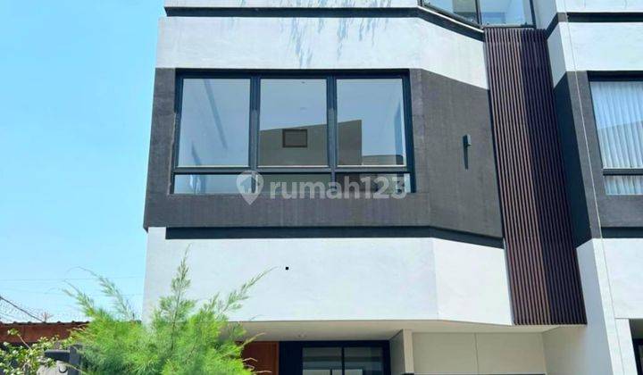 Dijual Rumah Baru Siap Huni Hook 3 Lantai Dalam Cluster  2