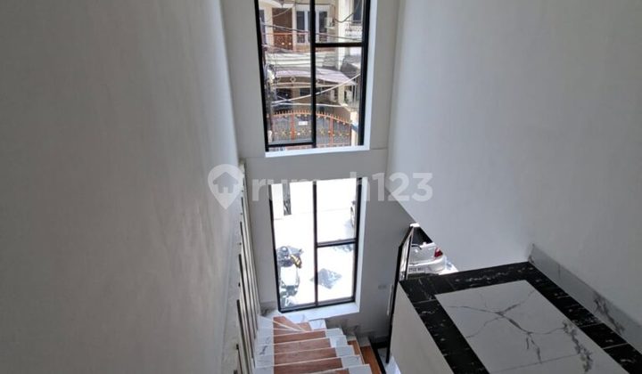 Rumah Brand New 3 Lantai Hadap Selatan Siap Huni di Taman Ratu Rumah Brand New 3 Lantai Hadap Selatan Siap Huni di Taman Ratu