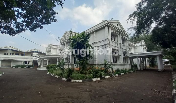 Jual Tanah Luas Bonus Bangunan Permanen, Kolam Renang dan Lapangan Sepak Bola di Daerah Elite Kemang Timur Jakarta Selatan.