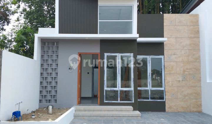 Rumah Dlam Perumahan Lingkungan Pedesaan Nyaman