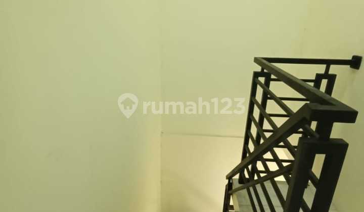 Dijual Cepat Rumah Minimalis Modern Dua Lantai Pakal Surabaya 2