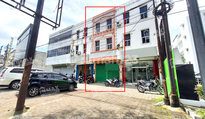 Disewakan Ruko 3 Lantai Kawasan Bisnis Celaket Malang, Area Parkir Luas 1