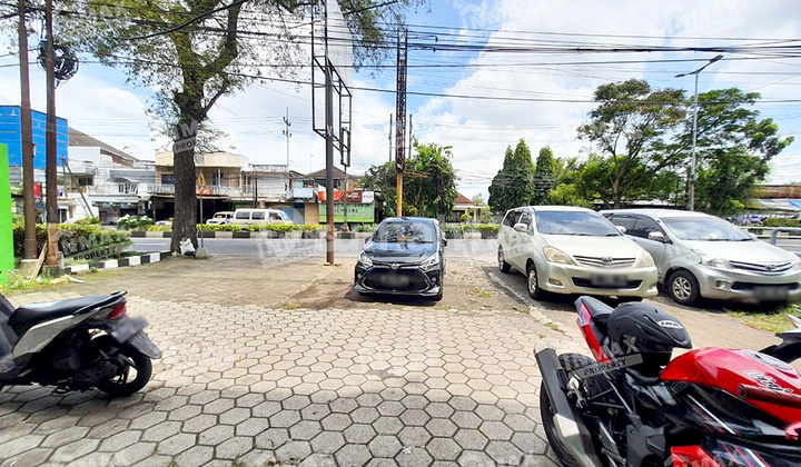 Disewakan Ruko 3 Lantai Kawasan Bisnis Celaket Malang, Area Parkir Luas 2
