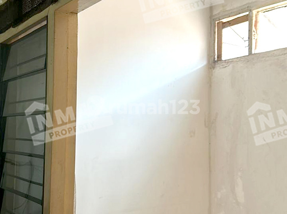 Shop House Near Oro Oro Dowo Market, 5 Minutes to SMAN 1 & 4. Shop House Near Oro Oro Dowo Market, 5 Minutes to SMAN 1 & 4.