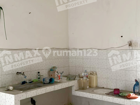 Shop House Near Oro Oro Dowo Market, 5 Minutes to SMAN 1 & 4.