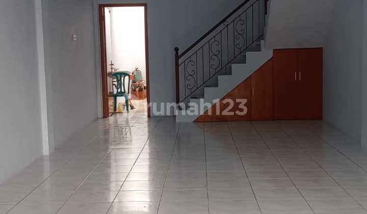 Well-Maintained Shop House Ready for Use, Suitable for Business, Spacious Parking Area 2