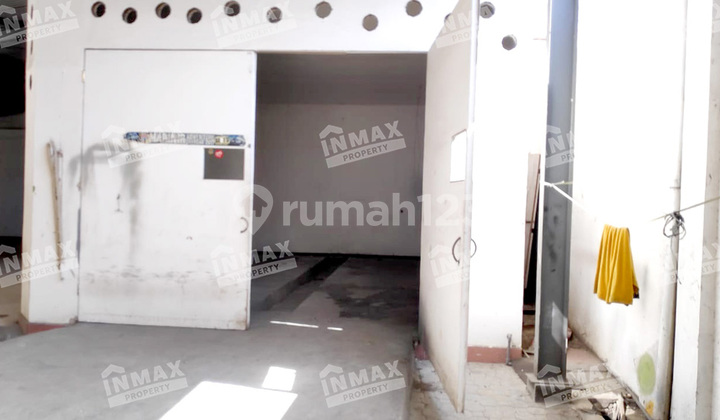 Warehouse 300 Square Meters on A Yani Main Road, Spacious Parking Area.