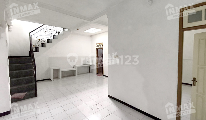 Rumah Dekat Masjid, Bangunan Terawat 4 Kamar Siap Huni Rumah Dekat Masjid, Bangunan Terawat 4 Kamar Siap Huni