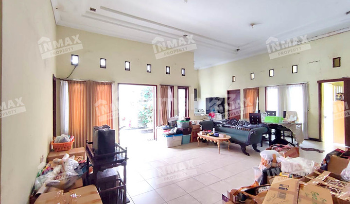 Spacious House Suitable for Families Near Brawijaya University Spacious House Suitable for Families Near Brawijaya University