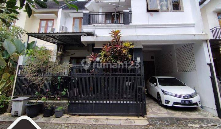 Dijual Rumah Second Mewah 2 Lantai Digamping 1