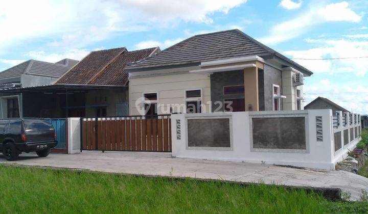 RUMAH HOOK LUAS DI LINGKUNGAN ASRI MANISRENGGO 1