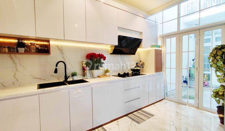RUMAH MEWAH DESAIN FUTURISTIK DALAM CLUSTER DI MAGUWO 2