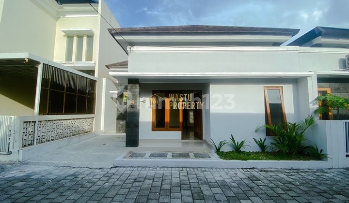 RUMAH SIAP HUNI, DESAIN MODERN 4 MENIT DARI JOGJA BAY
