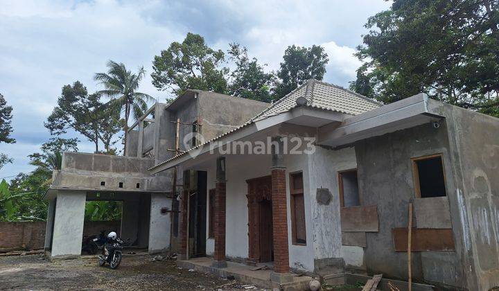 Rumah Indah dengan Sentuhan Pintu Ukir Di Candi Borobudur 2