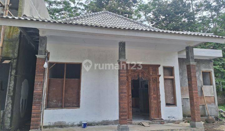 Hunian Klasik dengan Taman Asri di Borobudur 1