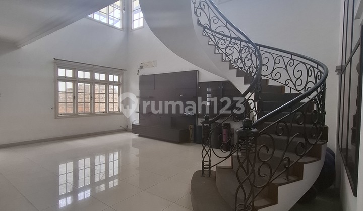 Rumah Mewah Di Sewakan Dengan Kolam Renang 2