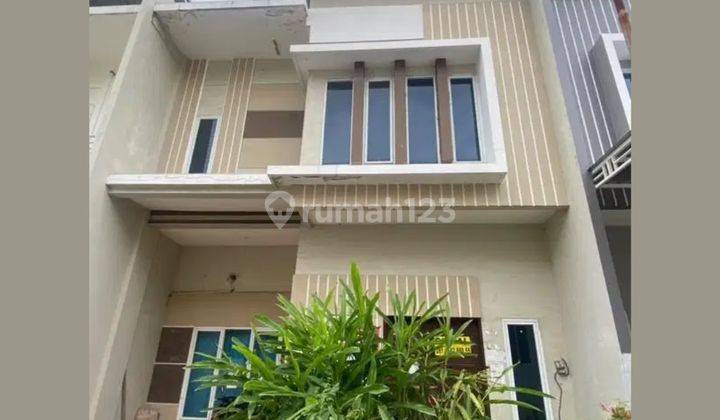 Rumah 3 Lantai Nyaman Lokasi Strategis di Jalan Graha Metropolitan, Sunggal, Deli Serdang 1