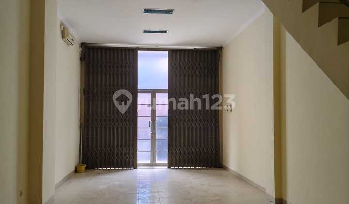 FOR RENT: STRATEGIC 3-STORY SHOPHOUSE IN POS PENGUMBEN AREA, WEST JAKARTA 2