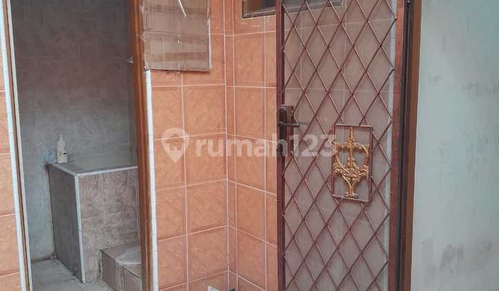 Disewakan Rumah Besar dengan Luas 180M2 Taman Surya Jakarta Barat