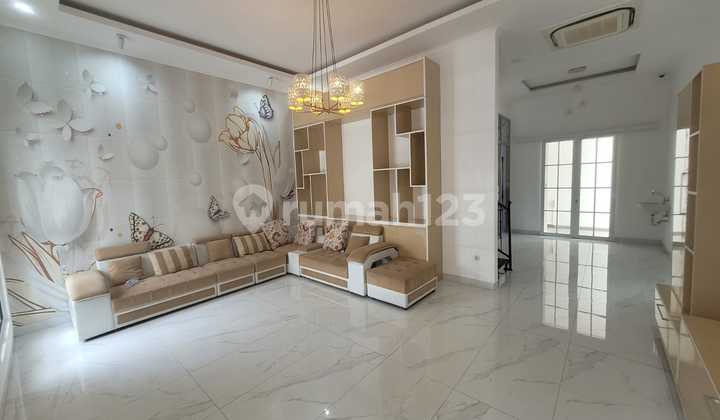 Dijual Rumah Mewah Dibawah Harga Pasaran Town House The Royal Bintaro Pesanggrahan Jakarta Selatan dengan 3 Lantai