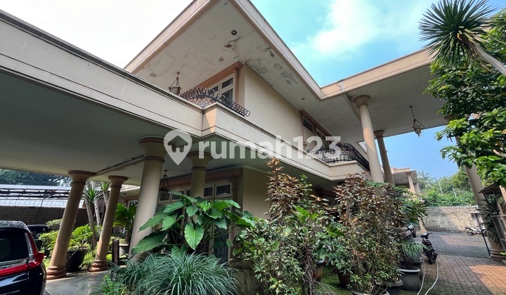 Rumah Asri & Nyaman Lokasi Strategis di Kebayoran Bar