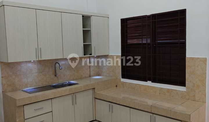 Newly Renovated Cheap Shop House with New Furniture Bonus, Very Strategic Location