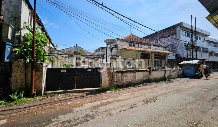 RUMAH DAN GUDANG DI JALAN GULA SURABAYA 1