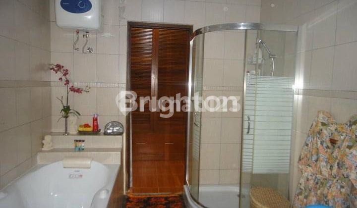 Lokasi Dalam Perumahan Dekat Citra Land Ubung Kaja, Rumah Style Bali 2 Lt 6 Br Luas 250 M² 2