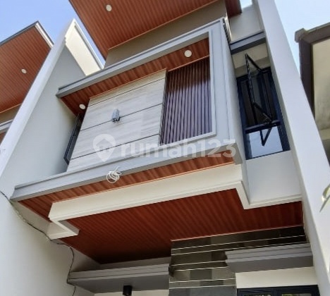 Rumah Mewah 2 Lantai Di Jalan Utama Manyar Jaya