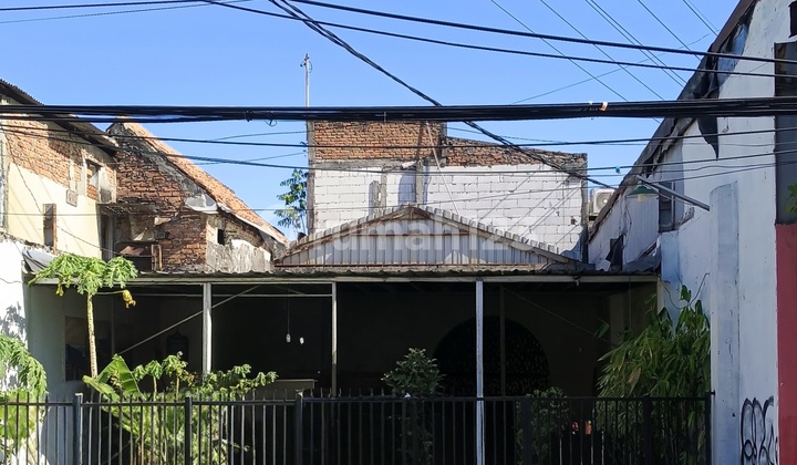 Rumah Di Jalan Raya Manyar Kertoarjo, Area Komersial Strategis