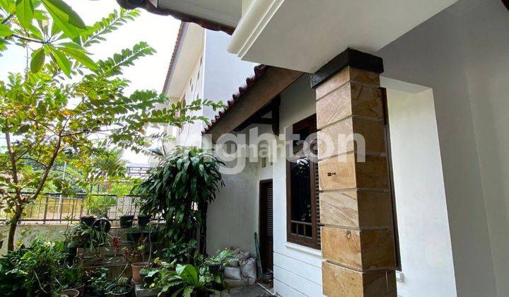 Rumah Asri Dengan Pintu Utama Gebyok Antik Madura 1