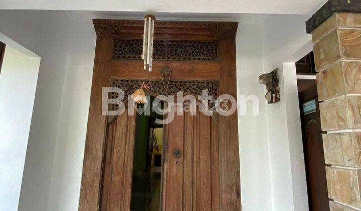 Rumah Asri Dengan Pintu Utama Gebyok Antik Madura 2