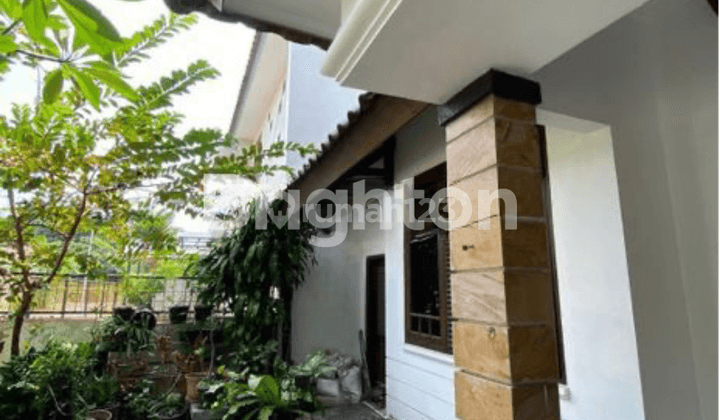 RUMAH 2 LANTAI ASRI DENGAN DESAIN PINTU ANTIK GEBYOK MADURA 1