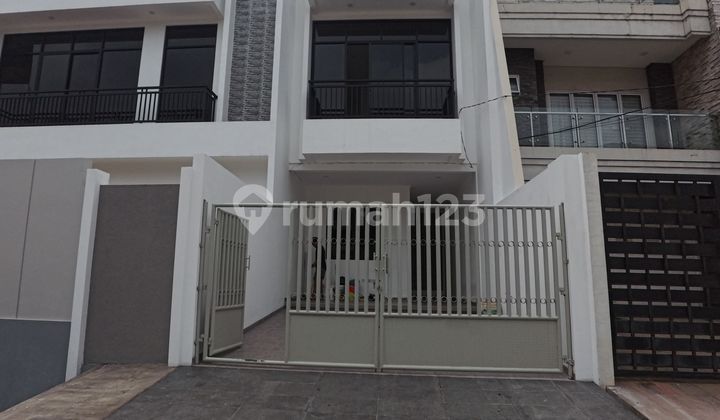 For Rent 3.5-Storey House in Taman Ratu, Wide Street for 3 Cars. For Rent 3.5-Storey House in Taman Ratu, Wide Street for 3 Cars.