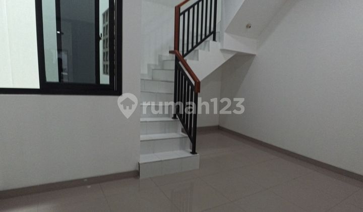 Rumah Baru 3.5 Lantai di Taman Ratu Jalan Komplek Lebar 3 Mobil 2