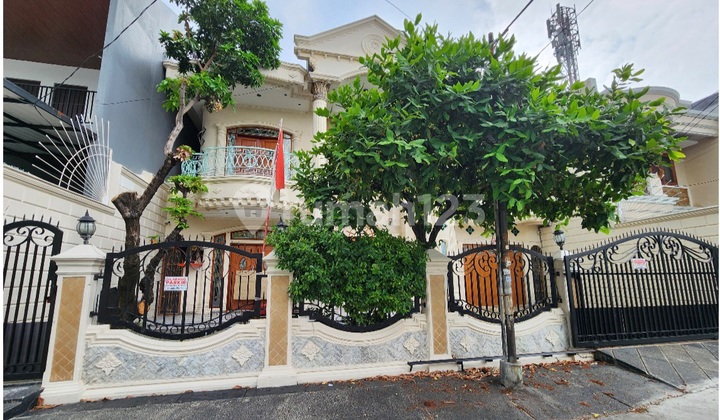 Rumah 2 Lantai Luas di Taman Ratu Jalan 2 Mobil Hadap Timur