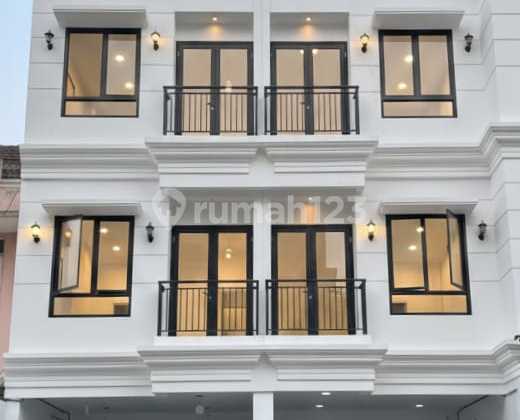 Rumah Baru 3 Lantai American Classic di Duri Kepa Dalam Komplek