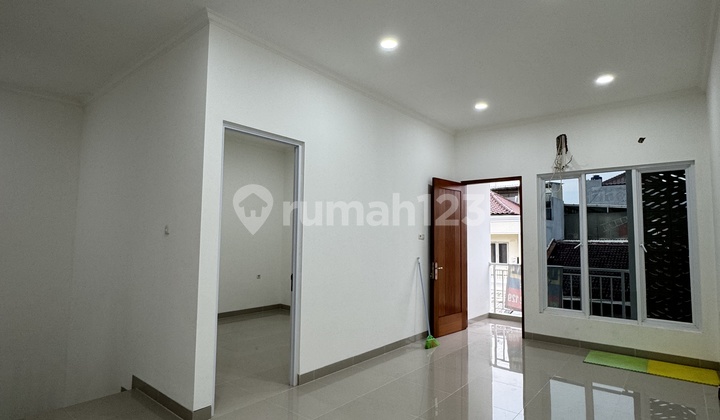 Rumah Baru 2lantai Taman Ratu Bonus Solar Panel Jakarta Barat