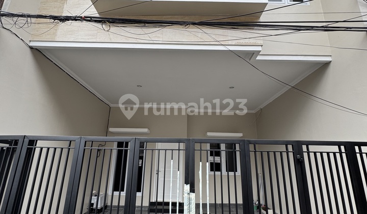 Rumah Baru 2 Lantai Lebar 6 di Tanjung Duren Siap Huni Rumah
