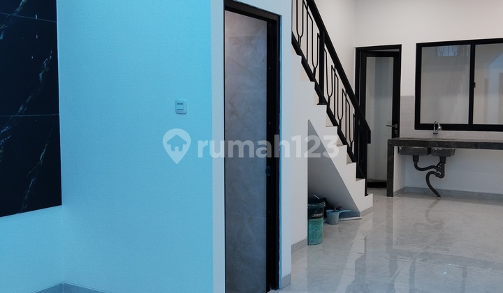 Rumah Dijual Tanjung Duren Ada 3 Lantai. Row Jalan 2 Mobil.lokasi Strategis. Rumah Baru