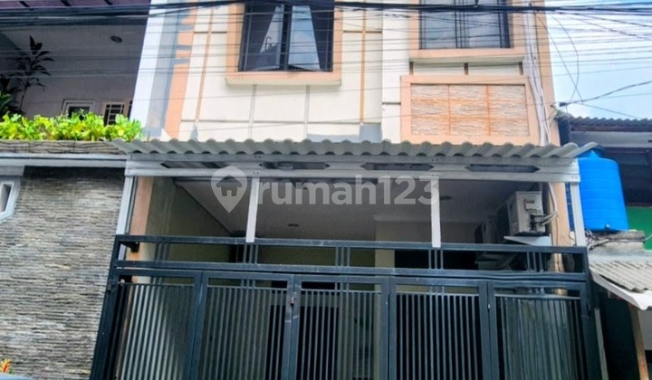 Rumah 3 Lantai Siap Huni Lokasi Strategis